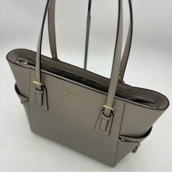 Michael Kors Voyager Tote Bag Pearl Grey - Picture 9 of 11